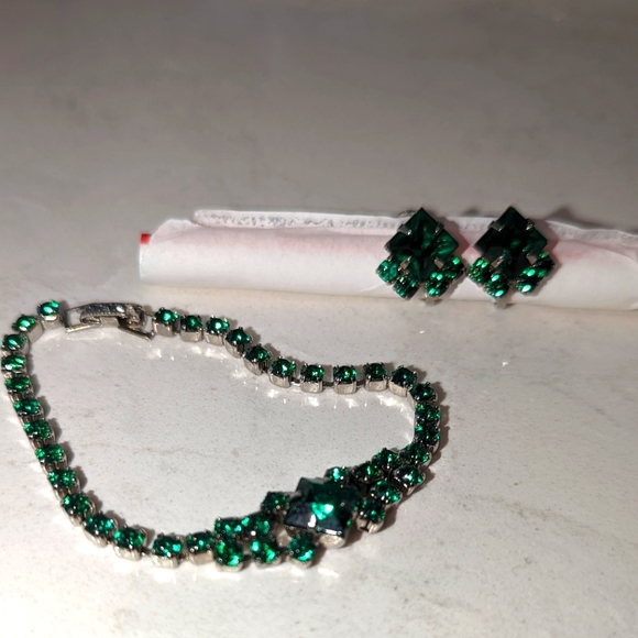 Source Unknown Jewelry - Vintage set emerald green bracelet and earrings